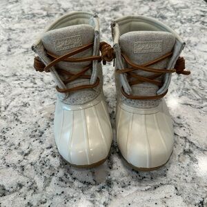 Sperry toddler duck boots, cream colored size 9M. STL 163619